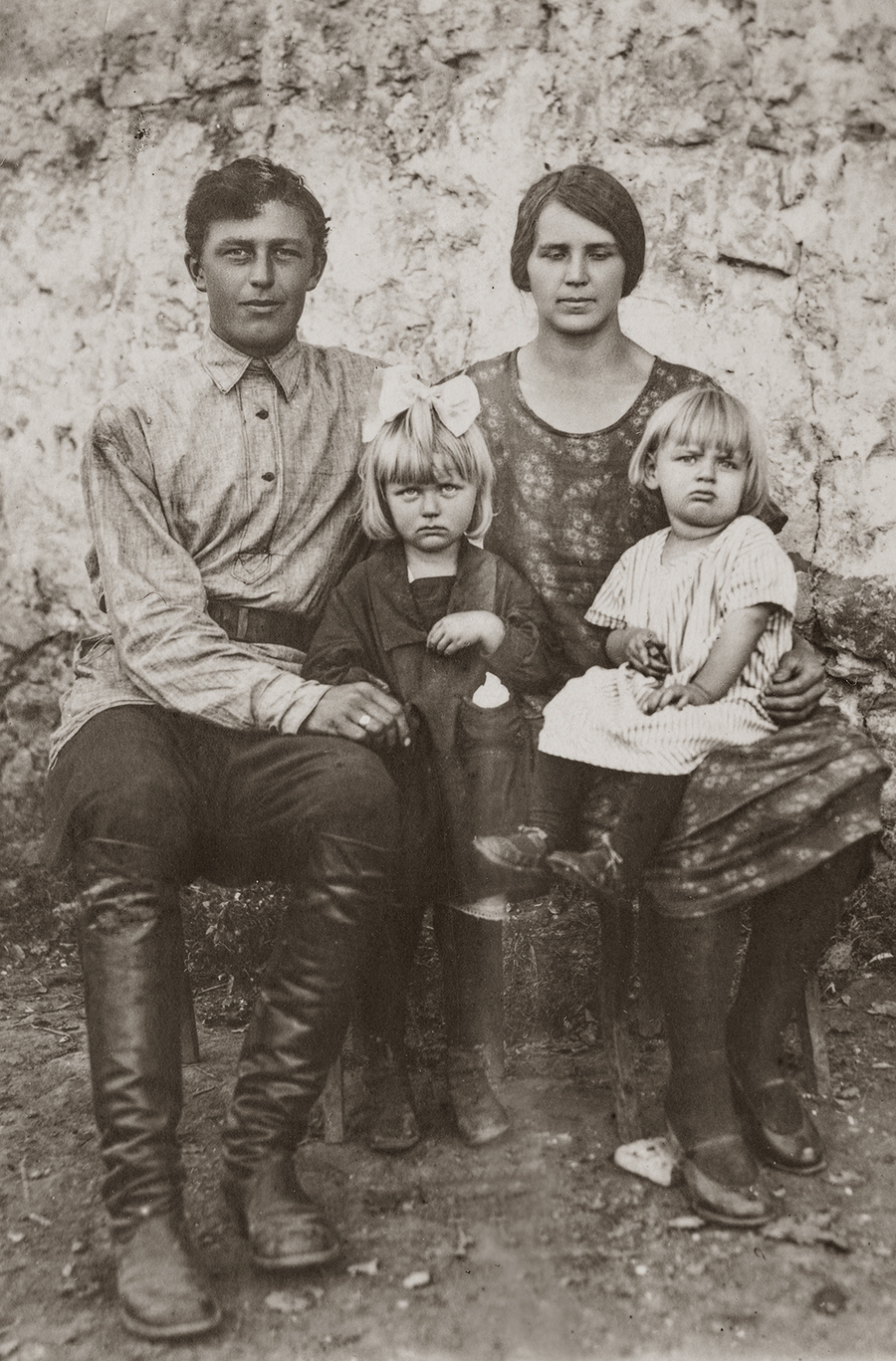 Zdjęcie 002. Feliks Leszczyński z żoną Alfredą Leszczyńską z d. Laskowską i dziećmi: Anną Leszczyńską (dziewczynka z kokardami) i Aleksandrem Leszczyńskim. Folwark (kołchoz) Durniakowce nad Dniestrem koło Starej Uszycy na Podolu (na terenie USSR – Ukraińskiej Socjalistycznej Republiki Sowieckiej), ok. 1926 r.