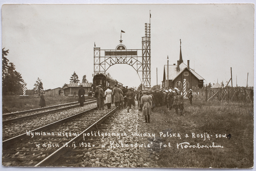 Zdjęcie 004. Wymiana więźniów wojskowych i politycznych między Polską a Związkiem Sowieckim 15 września 1932 r. na granicy polsko-sowieckiej na sowieckim punkcie granicznym koło polskiej stacji Kołosowo. Wśród Polaków wjeżdżających do Polski była m.in. Anna Leszczyńska z mamą Alfredą. Na bramie stojącej na granicy polsko-sowieckiej znajduje się napis: Πривет Tpyдящимся Запада (co można przetłumaczyć: Witamy lud pracujący Zachodu).