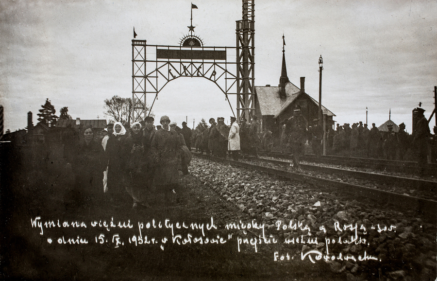 Zdjęcie 005. Wymiana więźniów wojskowych i politycznych między Polską a Związkiem Sowieckim 15 września 1932 r. na granicy polsko-sowieckiej na sowieckim punkcie granicznym koło polskiej stacji Kołosowo. Wśród Polaków wjeżdżających do Polski była m.in. Anna Leszczyńska z mamą Alfredą. Na bramie stojącej na granicy polsko-sowieckiej znajduje się napis: Πривет Tpyдящимся Запада (co można przetłumaczyć: Witamy lud pracujący Zachodu).