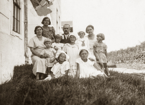 Zdjęcie 006. Jan Laskowski – dziadek Anny (w środku), Alfreda Leszczyńska (druga z lewej), Anna Leszczyńska (siedzi pierwsza z prawej). Horodenka, ok. 1933 r.
