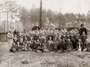Zdjęcie 007. Święto Lasu w Ponikowicy k. Brodów w 1937 r. Pierwszy z prawej: Włodzimierz Chamów (ojczym Anny), czwarta z lewej: Anna Leszczyńska.