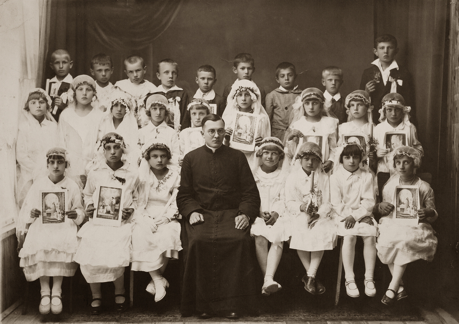 Zdjęcie 008. Dzieci w dniu przystąpienia do I Komunii Świętej w Horodence, 04-06-1933 r. W środku ksiądz katecheta Władysław Smereka (1907–1983), na prawo od niego – Anna Leszczyńska.