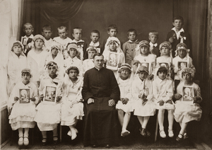 Zdjęcie 008. Dzieci w dniu przystąpienia do I Komunii Świętej w Horodence, 04-06-1933 r. W środku ksiądz katecheta Władysław Smereka (1907–1983), na prawo od niego – Anna Leszczyńska.