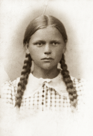 Zdjęcie 009. Anna Leszczyńska jako uczennica klasy VII Szkoły Powszechnej w Głogowie, 1938 r.