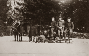 Zdjęcie 014. Żołnierze AK z Blizianki podczas zwózki drewna przy użyciu zaprzęgu konnego. Pierwszy z lewej: Henryk Pięciak ps. „Brutus”.