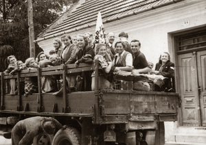Zdjęcie 016. Obóz Krajoznawczy Ziemi Rzeszowskiej w Myślenicach, ok. 1948 r. Pierwsza z lewej: Anna Leszczyńska.
