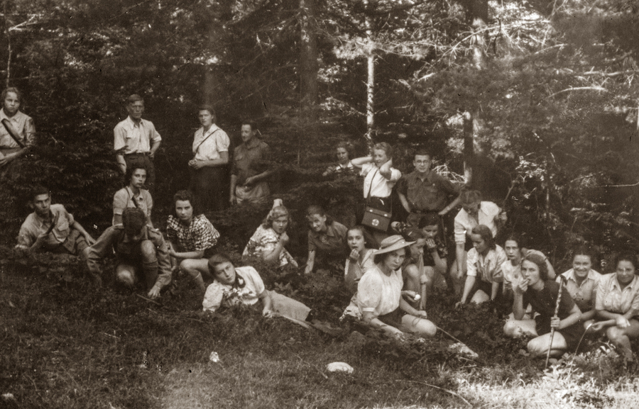 Zdjęcie 017. Obóz Krajoznawczy Ziemi Rzeszowskiej w okolicach miejscowości Łysina w pow. żywieckim, ok. 1949 r. U góry, trzecia z lewej – Anna Leszczyńska (w białej bluzce), na prawo od niej Włodzimierz Chamów.