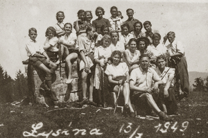 Zdjęcie 019. Obóz Krajoznawczy Ziemi Rzeszowskiej w okolicach miejscowości Łysina w pow. żywieckim, 13 lipca 1949 r. Anna Leszczyńska siedzi pierwsza z prawej.