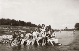 Zdjęcie 020. Kąpiel w Wisłoku w Babicy, 25 maja 1950 r. Pierwsza z prawej: Anna Leszczyńska.