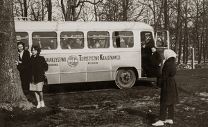 Zdjęcie 024. Autobus marki SAN H100 należący do rzeszowskiego oddziału PTTK w Rzeszowie. Pierwsza z lewej: Anna Leszczyńska. Ok. 1968 r.