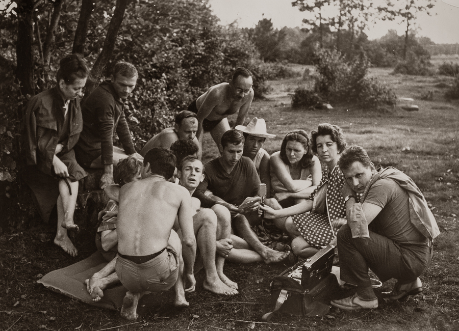 Zdjęcie 025. Redaktor Polskiego Radia Rzeszów Irena Sokołowicz (druga z prawej) rozmawia w Kamionce z członkami rzeszowskiego oddziału PTTK, ok. 1968 r. Była to pierwsza tego typu audycja zrealizowana przez Polskie Radio Rzeszów poza studiem (w terenie) z udziałem członków PTTK. Trzecia od prawej: Anna Leszczyńska.