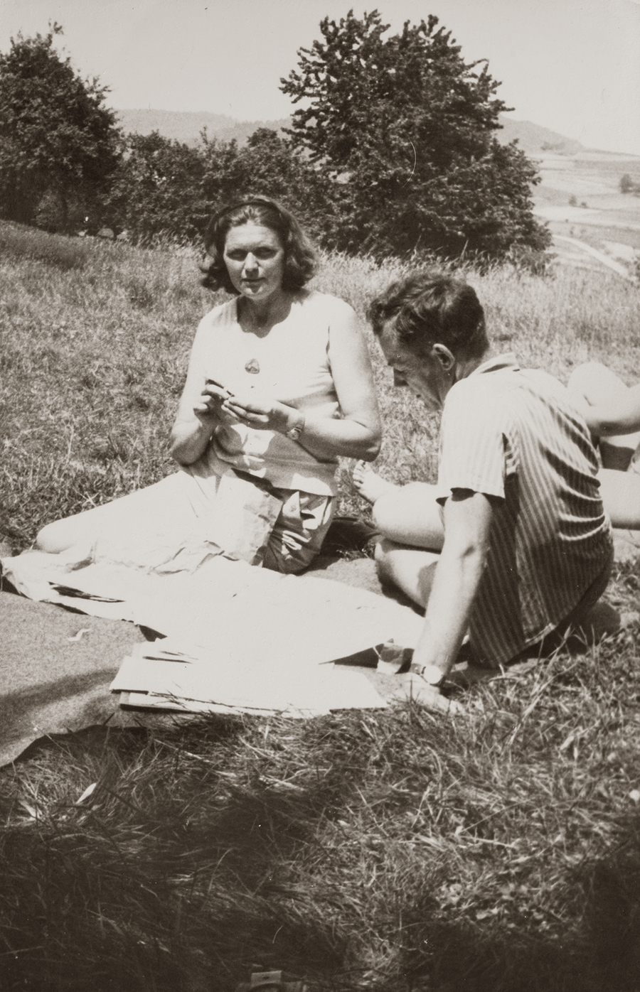 Zdjęcie 027. Anna Leszczyńska (z nierozpoznanym mężczyzną) na turystycznym szlaku. Brak daty.