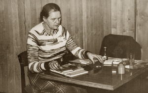 Zdjęcie 030. Anna Leszczyńska na strajku chłopskim w Rzeszowie w biurze przepustek, styczeń–luty 1981 r.