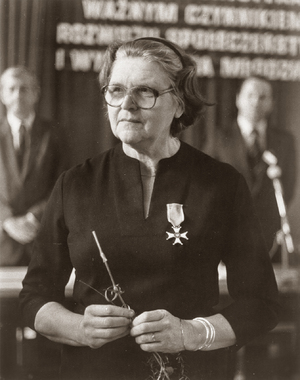 Zdjęcie 031. Anna Leszczyńska odznaczona Krzyżem Kawalerskim OOP – 1985 r.