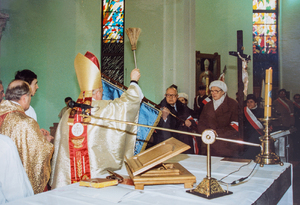 Zdjęcie 033. Poświęcenie sztandaru Związku Sybiraków przez bpa rzeszowskiego Kazimierza Górnego 07 lutego 1993 r.. W poczcie sztandarowym znajduje się Anna Leszczyńska.