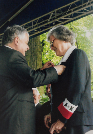Zdjęcie 034. Prezydent RP prof. Lech Kaczyński dekoruje Annę Leszczyńską Krzyżem Oficerskim OOP, 17 czerwca 2008 r.