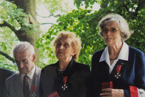 Zdjęcie 035. Anna Leszczyńska (pierwsza z prawej) odznaczona Krzyżem Oficerskim OOP, 17 czerwca 2008 r.