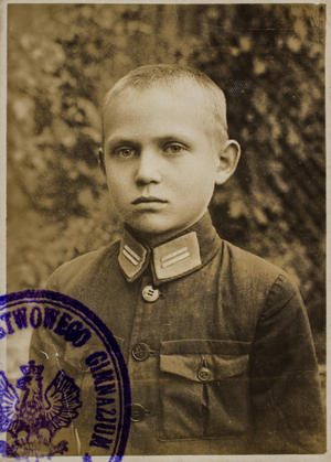 Zdjęcie 001. Tadeusz Kuziara w mundurku gimnazjalnym podczas nauki w PGiL im. H. Sienkiewicza w Łańcucie.