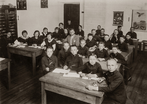 Zdjęcie 002. Uczniowie i uczennice PGiL im. H. Sienkiewicza w Łańcucie. Zdjęcie z ok. 1928 r.
