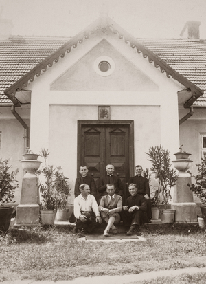 Zdjęcie 004. Tadeusz Kuziara siedzi na schodkach przed budynkiem plebanii w Woli Zarzyckiej (pierwszy z prawej). W drugim rzędzie, w środku, siedzi ks. Antoni Józef Kuziara, stryj Tadeusza, proboszcz parafii w Woli Zarczyckiej w latach 1922–1939.