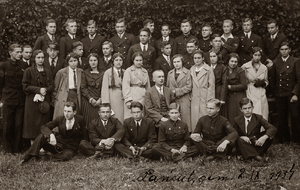 Zdjęcie 005. Uczniowie i uczennice PGiL im. H. Sienkiewicza w Łańcucie 2 września 1934 r. Tadeusz Kuziara w siedzi drugi z prawej.