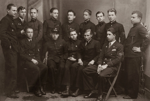 Zdjęcie 006. Uczniowie PGiL im. H. Sienkiewicza w Łańcucie. Tadeusz Kuziara w mundurku gimnazjalnym stoi trzeci z lewej.