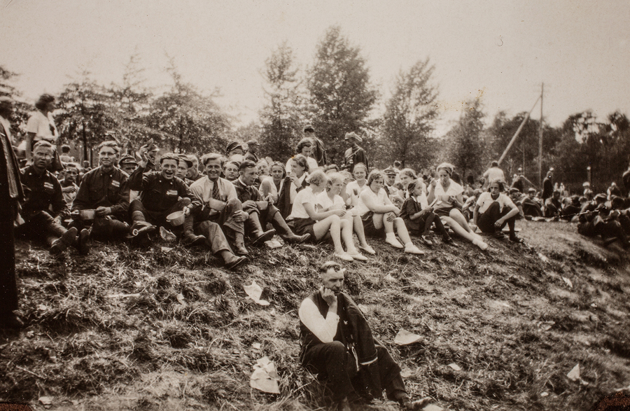 Zdjęcie 007. Członkowie Polskiego Towarzystwa Gimnastycznego „Sokół” w Łańcucie za zlocie w nieznanej miejscowości. Pierwszy z lewej siedzi Tadeusz Kuziara.