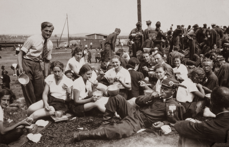 Zdjęcie 009. Członkowie Polskiego Towarzystwa Gimnastycznego „Sokół” w Łańcucie na zlocie w nieznanej miejscowości. Tadeusz Kuziara (w okularach) na prawo od kobiety w białej bluzce.