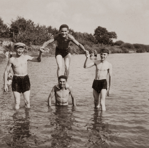 Zdjęcie 010. Tadeusz Kuziara (pierwszy z lewej) nad rzeką z nierozpoznanymi osobami.