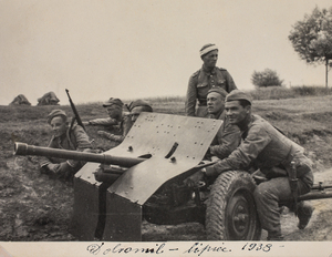 Zdjęcie 012. Kapral Tadeusz Kuziara (drugi z lewej) w mundurze polowym podczas służby w 5. Pułku Strzelców Podhalańskich w Przemyślu, na obozie szkoleniowym w rejonie Dobromila – przy armacie przeciwpancernej wz. 36, kaliber 37 mm, lipiec 1938 r.