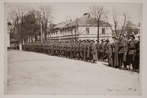 Zdjęcie 017. Żołnierze 5. Pułku Strzelców Podhalańskich w Przemyślu ustawieni w dwuszeregu podczas inspekcji przeprowadzonej w 1938 r.