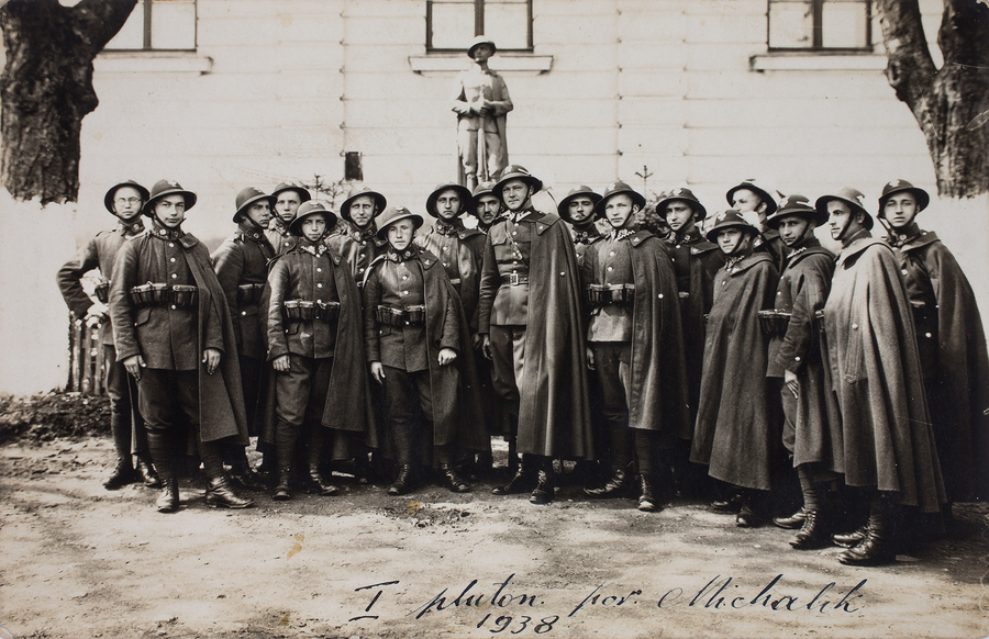 Zdjęcie 018. Żołnierze plutonu 5. Pułku Strzelców Podhalańskich w Przemyślu z dowódcą por. Januszem Stanisław Michalikiem (w środku). Pierwszy z lewej: kapral Tadeusz Kuziara.