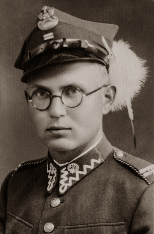Zdjęcie 020. Kapral podchorąży Tadeusz Kuziara w mundurze wyjściowym podczas służby w 2. Pułku Strzelców Podhalańskich w Sanoku w 1938 r.