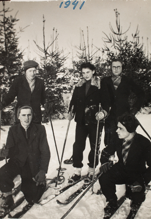 Zdjęcie 022. Tadeusz Kuziara na nartach z nierozpoznanymi kolegami i koleżanką, 1941 r.