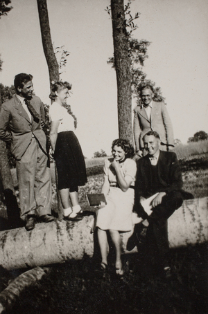 Zdjęcie 023. Tadeusz Kuziara z nierozpoznanymi kolegami i koleżankami – prawdopodobnie w okresie okupacji niemieckiej. Brak daty.