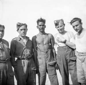 Zdjęcie 002. Polscy żołnierze służący w Brygadzie Strzelców Karpackich (od 12 stycznia 1941 r. w Samodzielnej Brygadzie Strzelców Karpackich). Zdjęcie wykonane w obozie El Amiriya koło Aleksandrii w Egipcie.