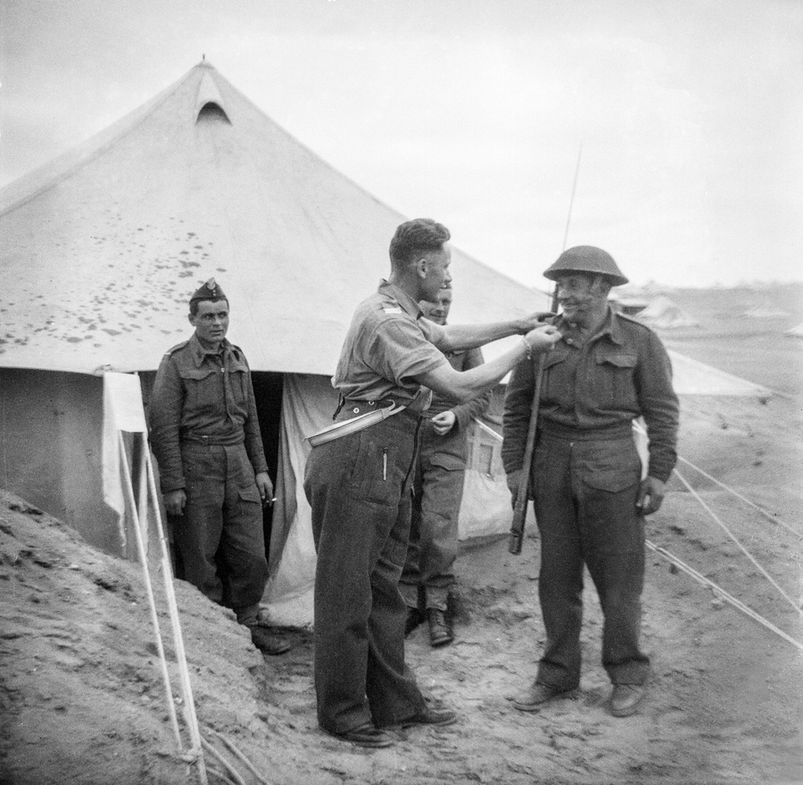 Zdjęcie 004. Polscy żołnierze służący w Brygadzie Strzelców Karpackich (od 12 stycznia 1941 r. w Samodzielnej Brygadzie Strzelców Karpackich). Zdjęcie wykonane w obozie El Amiriya koło Aleksandrii w Egipcie.