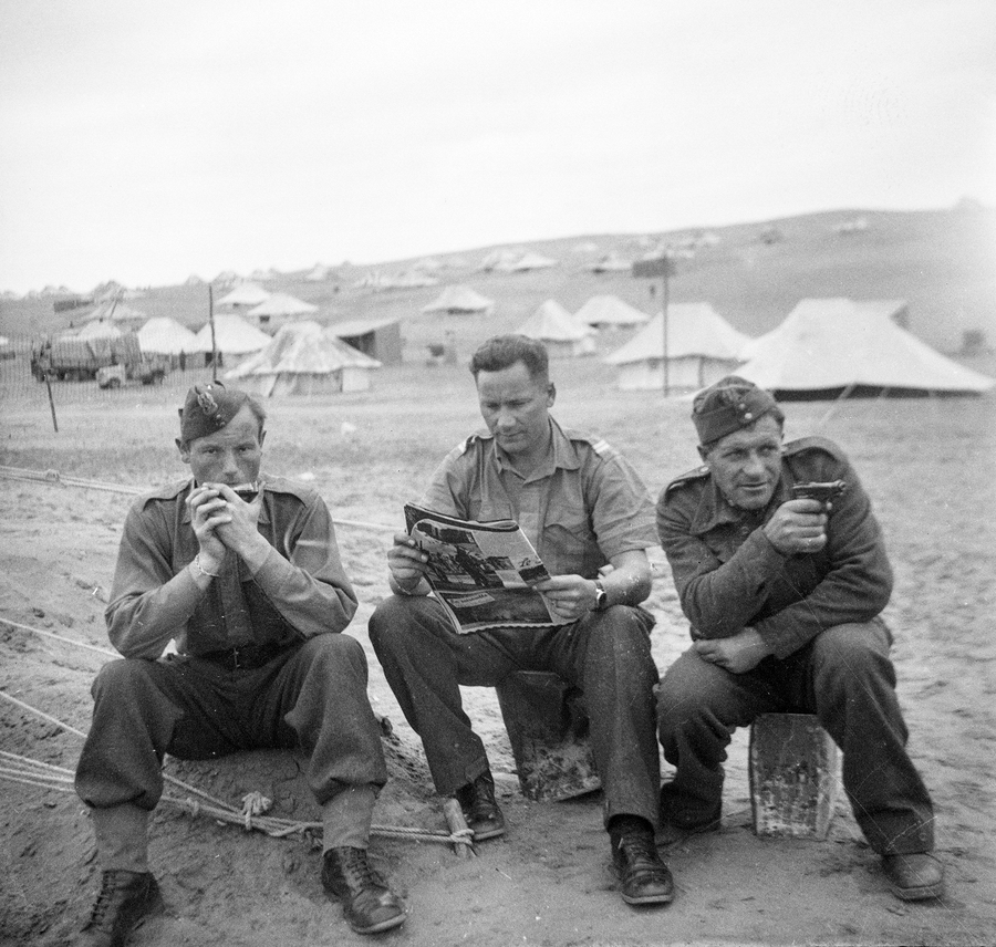 Zdjęcie 007. Polscy żołnierze służący w Brygadzie Strzelców Karpackich (od 12 stycznia 1941 r. w Samodzielnej Brygadzie Strzelców Karpackich). Pierwszy z prawej st. uł. Michał Wąsik (z pistoletem – prawdopodobnie marki browning).