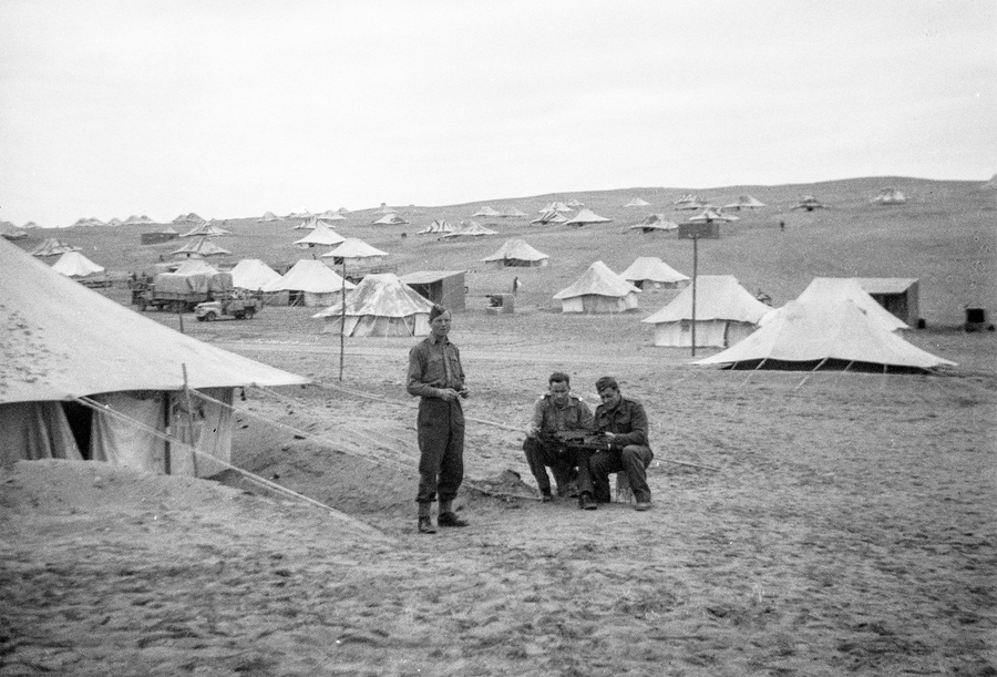 Zdjęcie 008. Polscy żołnierze służący w Brygadzie Strzelców Karpackich (od 12 stycznia 1941 r. w Samodzielnej Brygadzie Strzelców Karpackich). Pierwszy z prawej st. uł. Michał Wąsik. Widoczne są namioty wojskowe, samochody ciężarowe i półciężarowe.