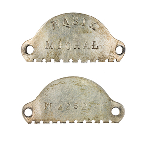 Zdjęcie 014. Połówka nieśmiertelnika należącego do Michała Wąsika, z wybitym nazwiskiem i imieniem żołnierza oraz numerem ewidencyjnym – awers i rewers.