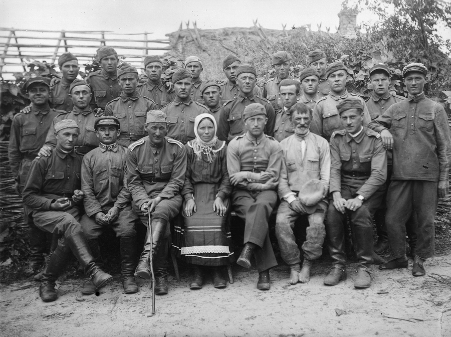 Zdjęcie 007. Żołnierze ze SPRA we Włodzimierzu Wołyńskim przed budynkiem pokrytym słomianą strzechą. Zdjęcie wykonane podczas ćwiczeń wojskowych na poligonie artyleryjskim między wsią Powórsk i Czeremoszno w powiecie kowelskim na Wołyniu. Pierwszy od prawej siedzi kpr. pchor. Mieczysław Haspel.