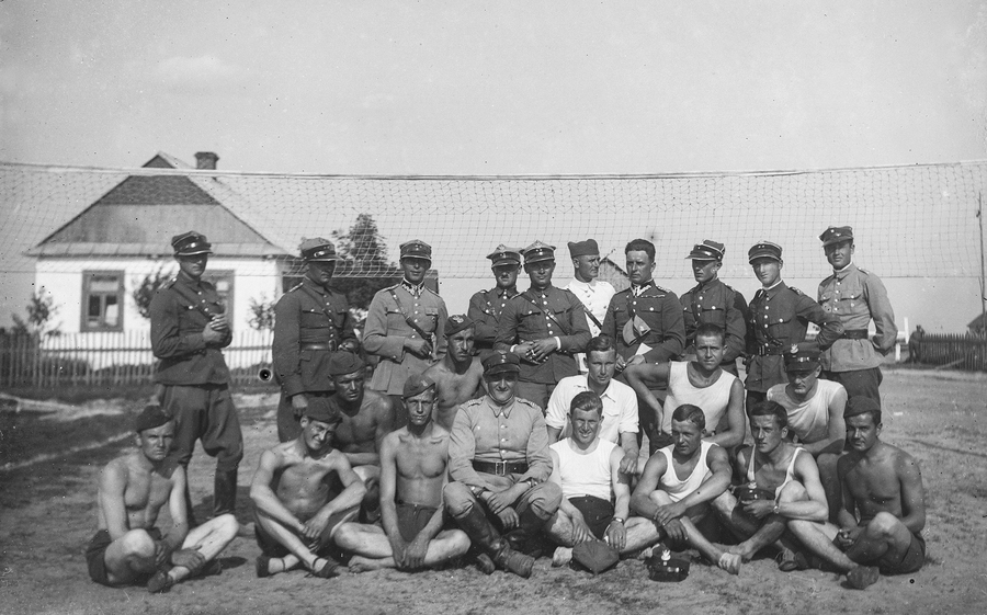 Zdjęcie 008. Żołnierze ze Szkoły Podchorążych Rezerwy Artylerii we Włodzimierzu Wołyńskim w przerwie w zajęciach sportowych. Drugi z prawej siedzi kpr. pchor. Mieczysław Haspel.