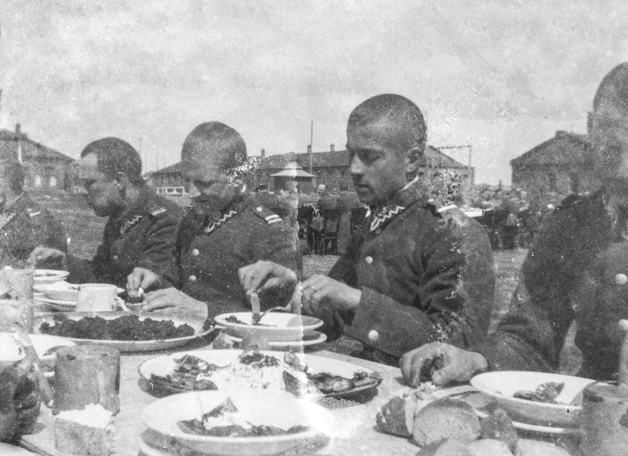 Zdjęcie 009. Obiad żołnierski podczas uroczystości 3 Maja w Szkole Podchorążych Rezerwy Artylerii we Włodzimierzu Wołyńskim. Drugi od prawej: bombardier Mieczysław Haspel.