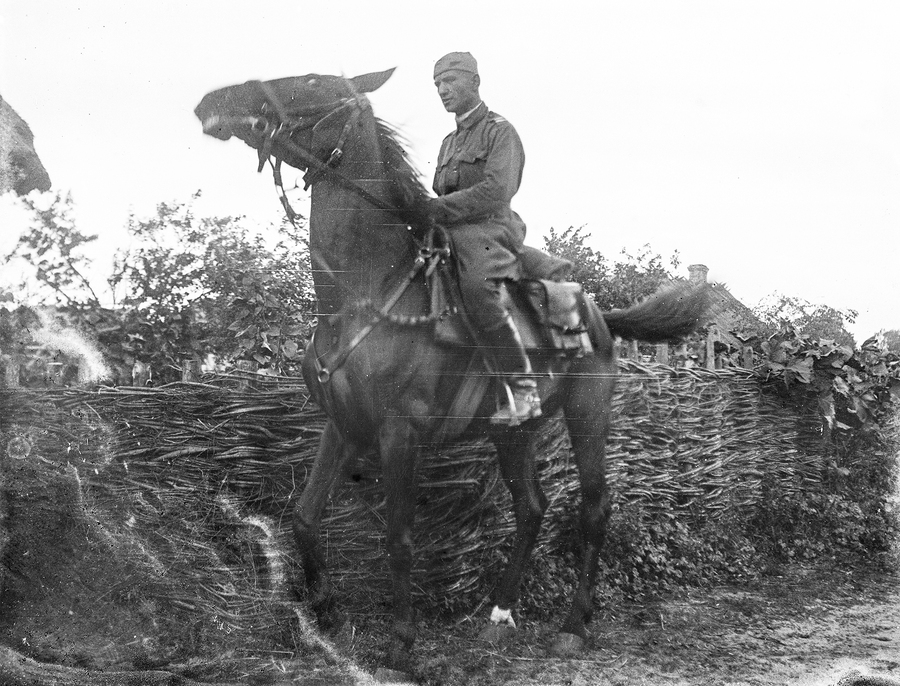 Zdjęcie 013. Kapral Wojska Polskiego (ze SPRA we Włodzimierzu Wołyńskim) na koniu z pełnym oporządzeniem jeździeckim. Zdjęcie wykonane prawdopodobnie podczas ćwiczeń wojskowych na poligonie artyleryjskim między wsią Powórsk i Czeremoszno w powiecie kowelskim na Wołyniu.