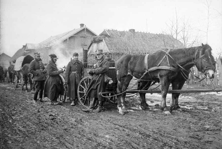 Zdjęcie 015. Tabor wojskowy z kuchnią polową. Zdjęcie wykonane podczas ćwiczeń wojskowych SPRA we Włodzimierzu Wołyńskim na poligonie artyleryjskim między wsią Powórsk i Czeremoszno w powiecie kowelskim na Wołyniu. Lata 1932–1933.