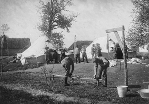 Zdjęcie 017. Żołnierze ze SPRA we Włodzimierzu Wołyńskim przy namiotach wojskowych podczas ćwiczeń na poligonie artyleryjskim między wsią Powórsk i Czeremoszno w powiecie kowelskim na Wołyniu. Lata 1932–1933.