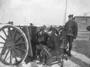 Zdjęcie 019. Żołnierze ze SPRA we Włodzimierzu Wołyńskim podczas szkolenia artyleryjskiego przy jaszczu do transportu amunicji do armaty polowej 75 mm. Lata 1932–1933.