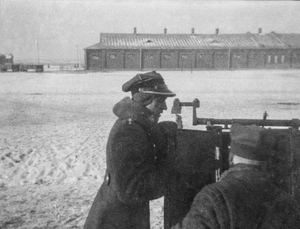 Zdjęcie 020. Żołnierze ze SPRA we Włodzimierzu Wołyńskim podczas szkolenia artyleryjskiego. Na drugim planie budynki koszarowe (prawdopodobnie stajnie).