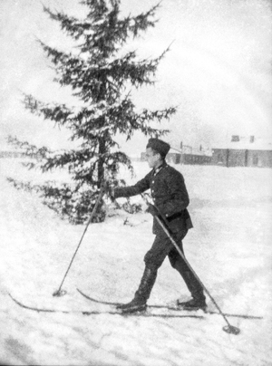 Zdjęcie 025. Żołnierz ze SPRA we Włodzimierzu Wołyńskim w mundurze garnizonowym, w furażerce, na nartach.