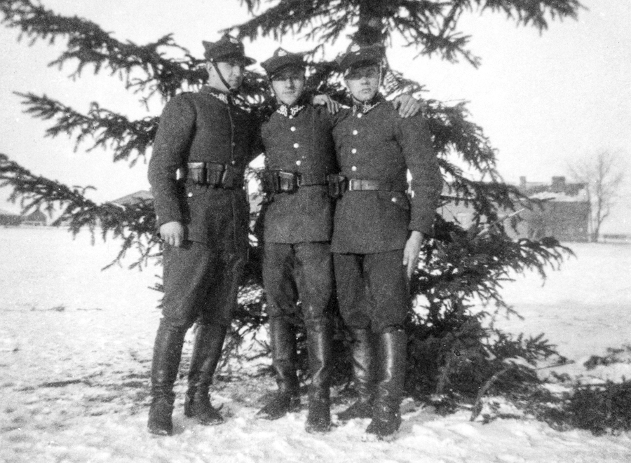 Zdjęcie 026. Żołnierze z SPRA we Włodzimierzu Wołyńskim w mundurach garnizonowych w rogatywkach. Na kołnierzach kurtki mundurowej – łapki z galonami szeregowca (kanoniera). Przy pasach głównych ładownice skórzane na naboje karabinowe.